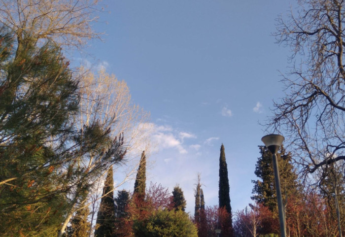 E shtuna me kthjellime dhe reshje të izoluara shiu