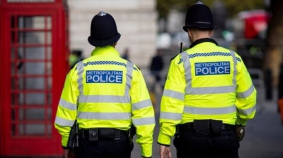 U shtir sikur punonte nga shtëpia duke përdorur një kornizë fotografie, 'kapet mat' policja