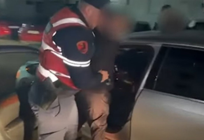 5 të arrestuar në 12 orë, policia e Durrësit sekuestron armë zjarri, drogë dhe makina