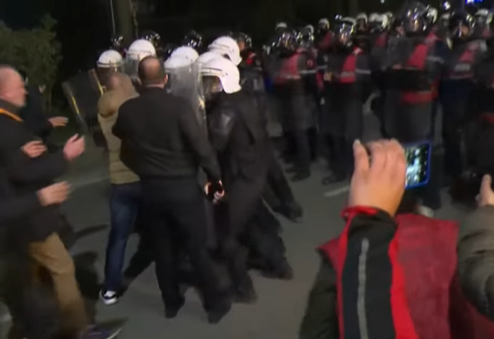 Përplasja e parë mes protestuesve dhe policisë, hidhet gaz lotsjellës, Bardhi: E pazakontë hapni rrugën