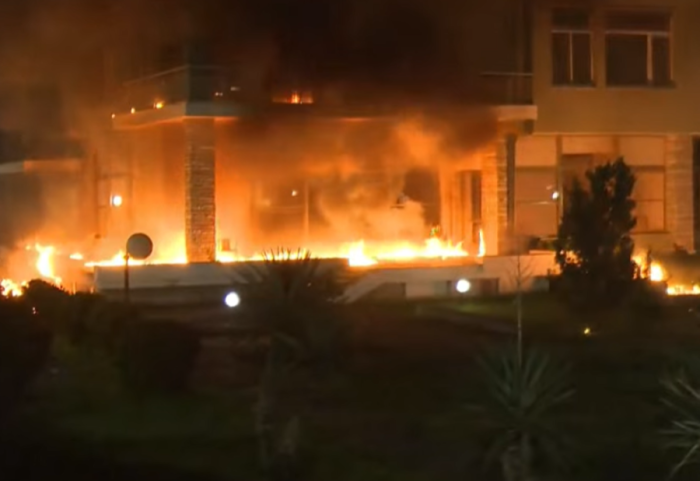 “Bombardohet” me molotov vila e ish-diktatorit Enver Hoxha