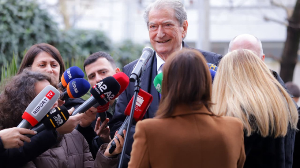 Të huajt në ish vilën e Enverit, Berisha: Nuk e dija që ishin brenda