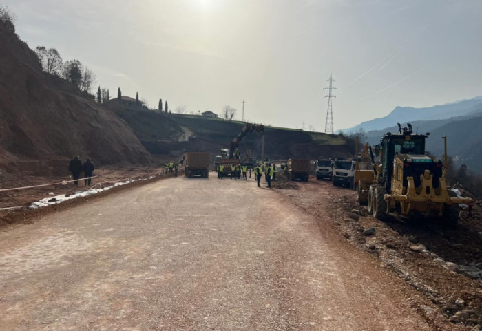 Juglindja del nga izolimi 11 ditor, hapet rruga provizore në Librazhd