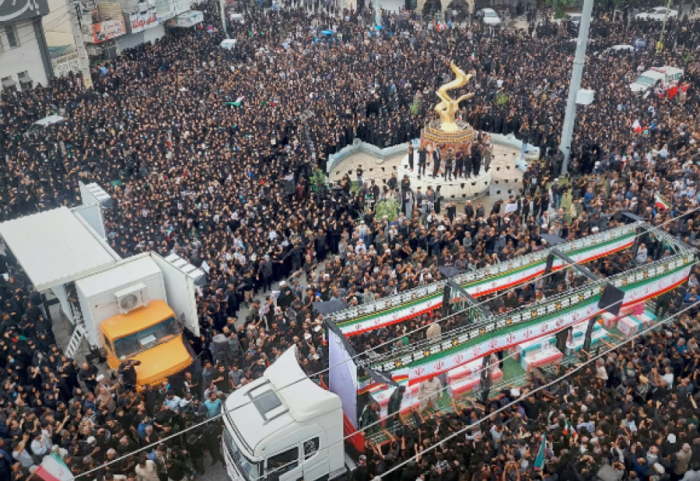 Mijëra njerëz në shesh në Iran, mbahet funerali i fëmijëve të vrarë në shkollë