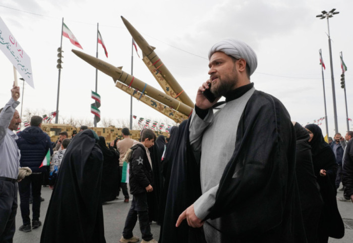 “Nuk është koha për të fjetur në timon. Kërcënimi i Iranit për Britaninë është real”