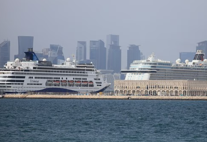 Mijëra të bllokuar në kroçerat e ngecura në Gjirin Persik