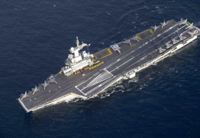 NATO përforcon kufijtë, aeroplanmbajtësja franceze drejt Mesdheut