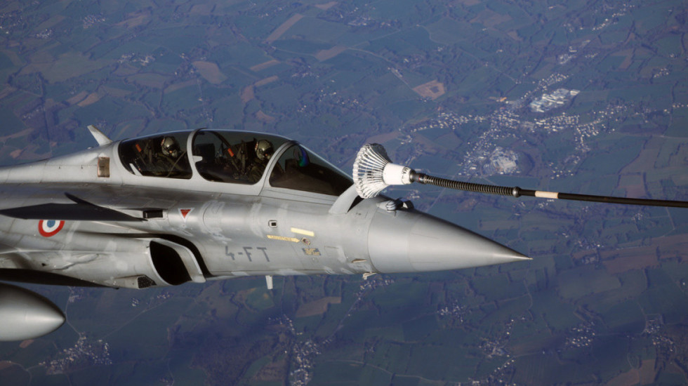 Avionët luftarakë francezë dislokohen në EBA, Parisi: Do mbrojmë bazat tona