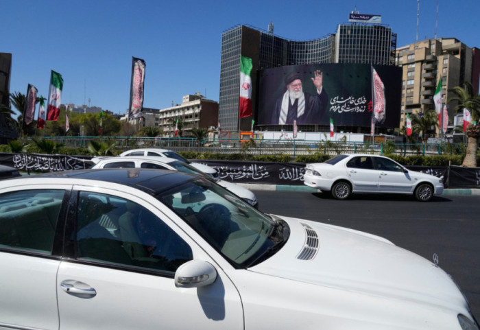 Nis funerali i Khamenei, Izraeli paralajmëron se mund të vrasë pasardhësin e tij