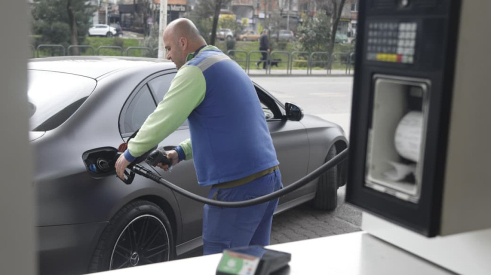 Në botë bie me 18%, në Shqipëri çmimi i naftës ulet me vetëm 4 lekë