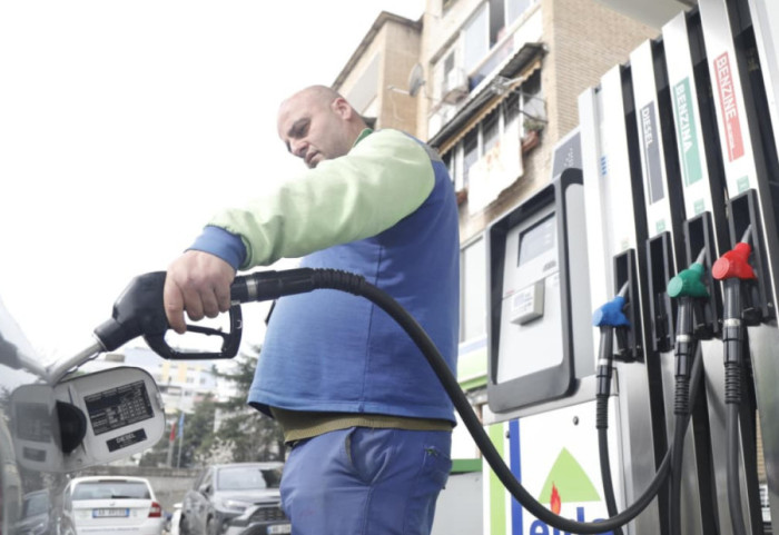 Çmimi i naftës rrit biletën e transportit urban? Karakaçi: Subvencione operatorëve, taksa e qarkullimit nuk hiqet