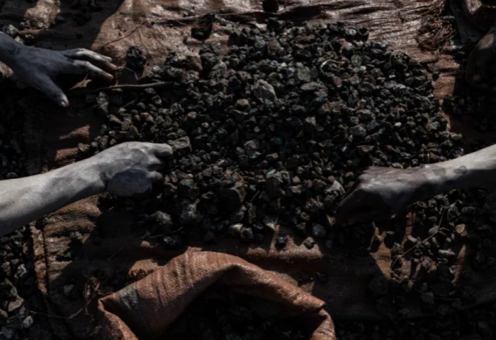 200 viktima nga rrëshqitja e dheut në një minierë në Kongo, shumë prej tyre fëmijë