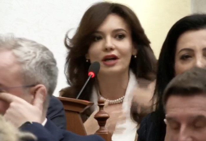 “Na vije si nuse, je viktima e Lubisë”, Spiropali përplaset me Berishën: Sali, ti s’lëviz dot një gur