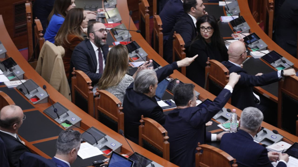 Fyerje dhe tentativë për të goditur Ballën, Bardhi dhe Balliu përjashtohen 10 ditë nga Kuvendi