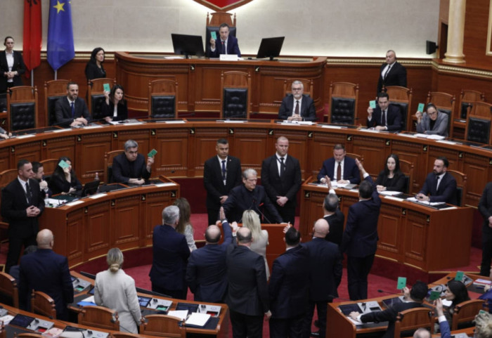 Përplasje për imunitetin e Ballukut, mes tensioneve në Kuvend votëbesohen ministrat e rinj