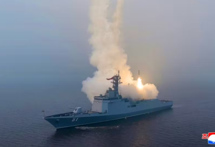 Koreja e Veriut po pajis anijet luftarake me armë bërthamore