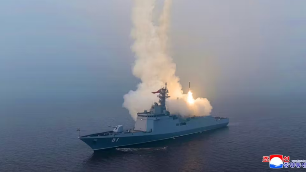 Koreja e Veriut po pajis anijet luftarake me armë bërthamore