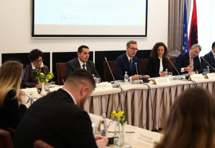 Gonzato në krah të kreut të SPAK në Tiranë: Çrrënjosni krimin e organizuar duke goditur financat e tyre