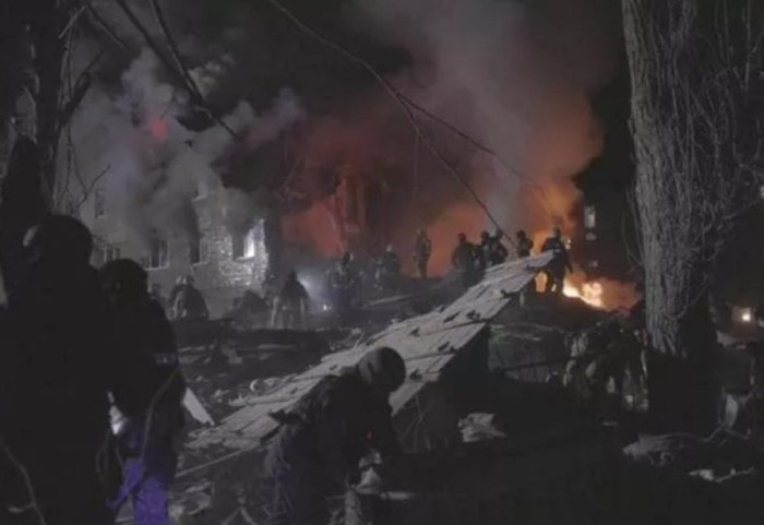 Raketa ruse godet ndërtesën e banimi në Kharkiv, edhe fëmijë mes viktimave