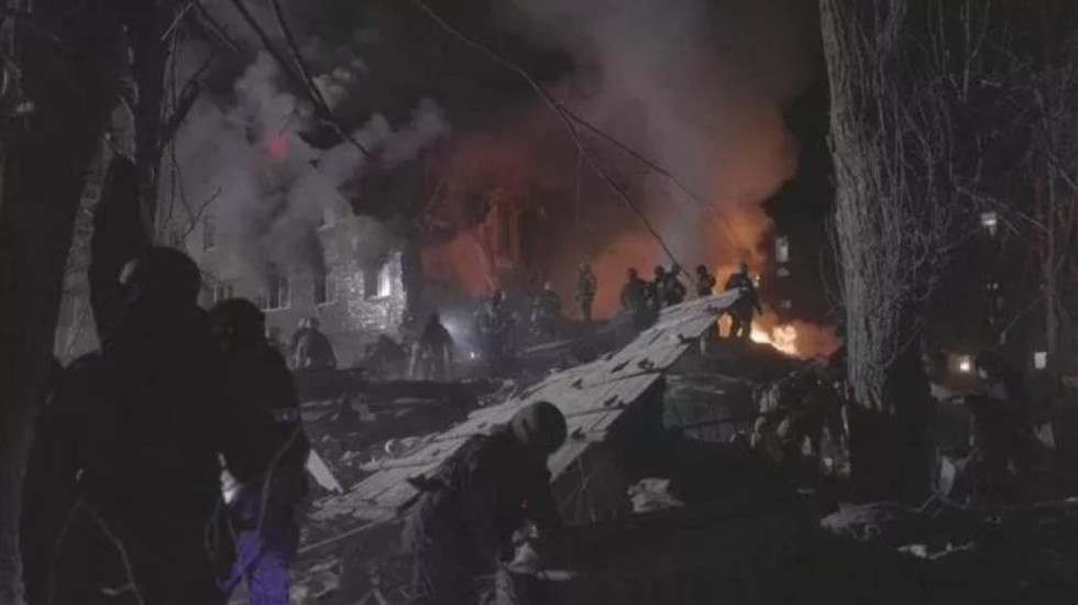 Raketa ruse godet ndërtesën e banimi në Kharkiv, edhe fëmijë mes viktimave