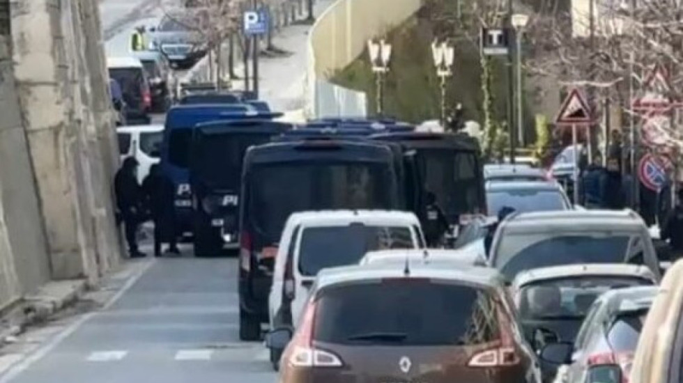 Forcat RENEA “rrethojnë” Vlorën, goditet grupi kriminal i Hajrullës