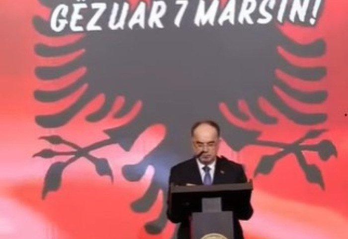 Presidenti Begaj uron 7 Marsin: Nderim përjetë për mësuesit shqiptarë
