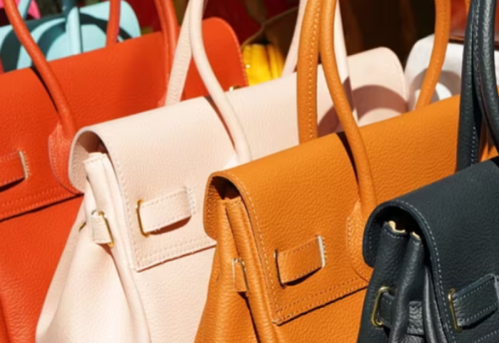 “Tradhti” në Napoli, vajza gjen online çantat e vjedhura, zbulon se ia kishte shitur i dashuri