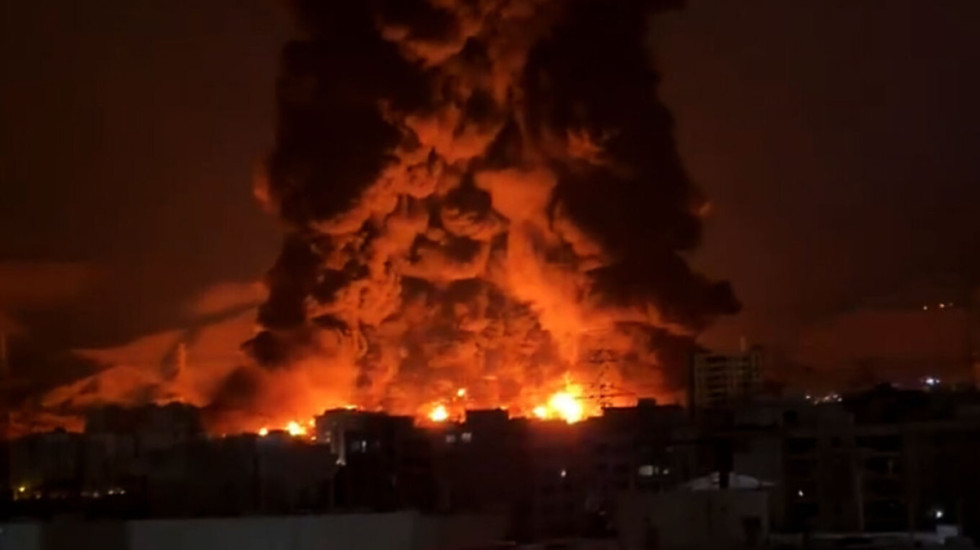 Teherani nën pushtetin e flakëve, zjarre masive pasi Izraeli sulmoi depot e naftës