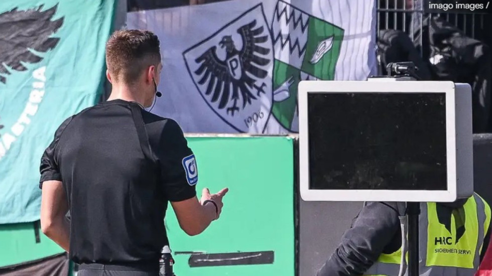 E pazakontë në Gjermani, tifozi hyn në fushë dhe shkul prizën e VAR-it