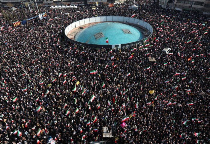Iranianët mbushin sheshet, premtojnë besnikëri për Liderin e ri Suprem