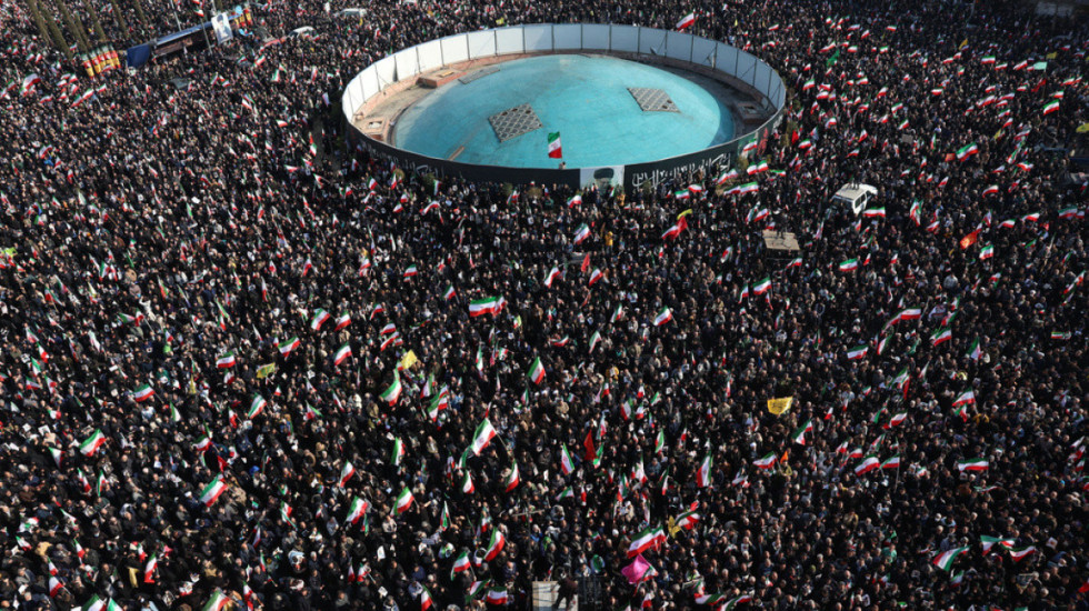 Iranianët mbushin sheshet, premtojnë besnikëri për Liderin e ri Suprem