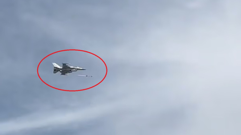VIDEO/ Parajsa në tokë e ferri në ajër, momenti kur F-16 sulmon dronin Shahed në Dubai
