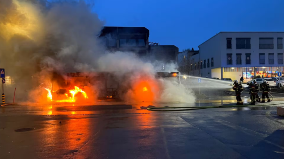 Tragjedi në Zvicër, një burrë i vë flakën autobusit, 6 të vdekur dhe 5 të plagosur