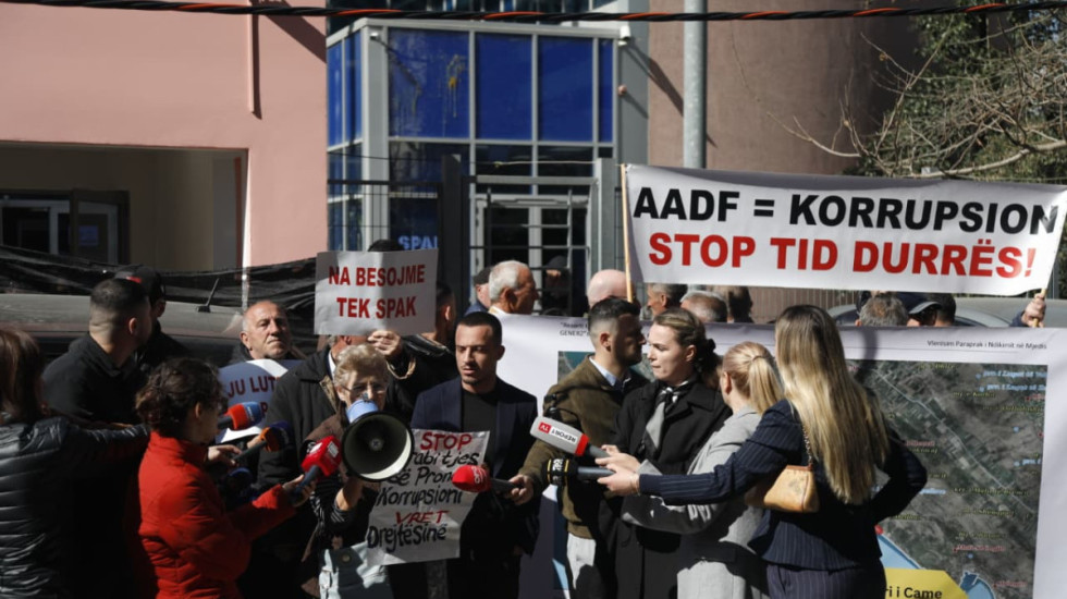 Tensione para SPAK, banorët e Rrjollit godasin me vezë godinën në shenjë proteste për tokat