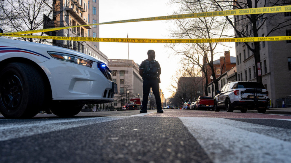 Kamioni përplaset me barrierat pranë Shtëpisë së Bardhë, arrestohet shoferi