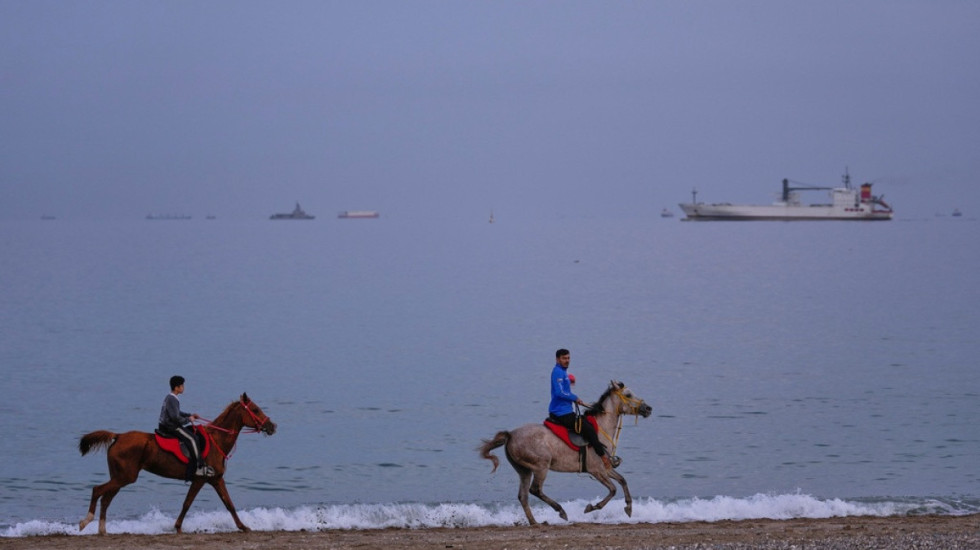 Irani sulmoi 3 anije në Ngushticë, SHBA paralajmëron civilët: Shmangni portet përgjatë Hormuzit