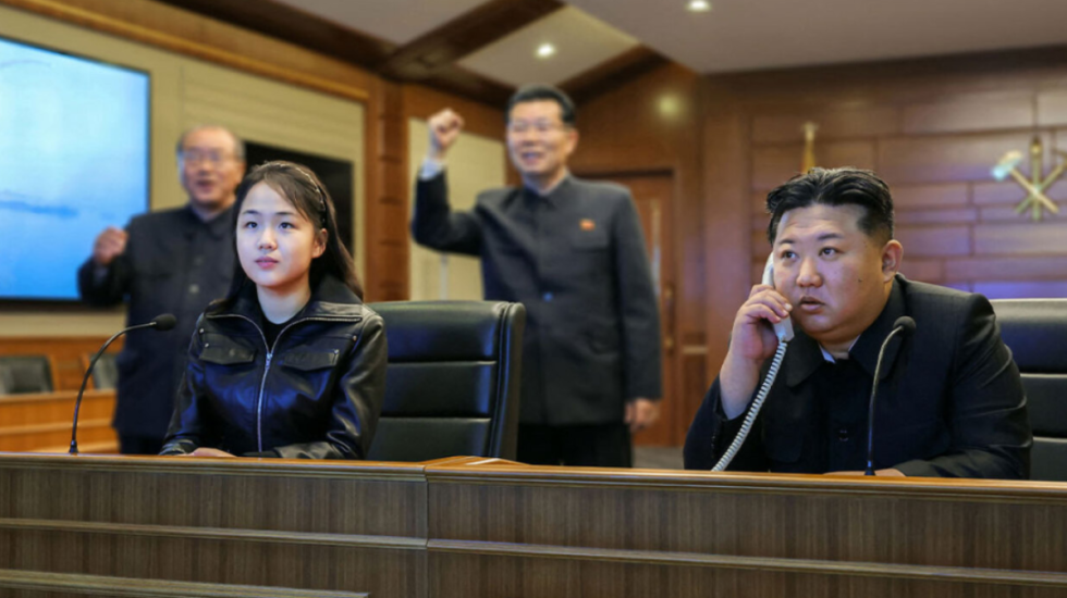 Bota në luftë, Kim Jong-un “luan” me raketa dhe luftëanije me vajzën e tij