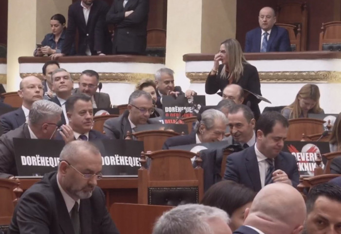 "Dorëheqje ose qeveri tenike", protesta e deputetëve demokratë në Kuvend me pankarta
