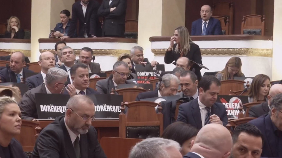 "Dorëheqje ose qeveri tenike", protesta e deputetëve demokratë në Kuvend me pankarta