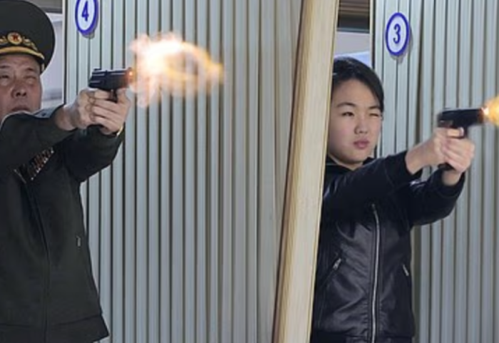 Kim Jong Un qëllon me armë me vajzën e tij, “po ndërtohet imazhi i lideres së ardhshme”