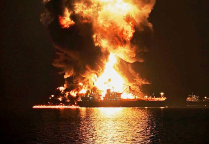 Irani kopjon Japoninë, "kamikazë" për të lënë botën pa naftë