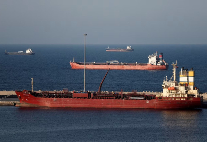 Sa marinarë dhe anije janë bllokuar në Ngushticën e Hormuzit?