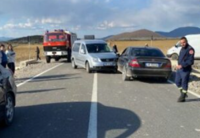 Dy të plagosur në një aksident rrugor në Ersekë