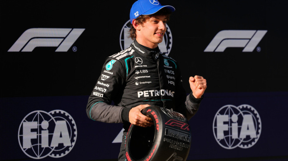 Antonelli thyen Vettel dhe shkruan historinë me ‘pole position’ në Shangai, Ferrari ndjek Mercedesin