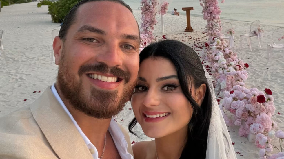 Shkuan në Maldive për tu martuar, por ngecën atje për shkak të luftës