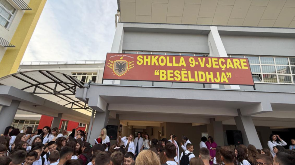 Vidhet shkolla në Lezhë, autorët marrin disa kompjutera