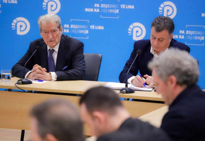 Berisha: Gonzato sillet si ambasadori i Ramës, deklaroi se AKSHI është problem kulturor