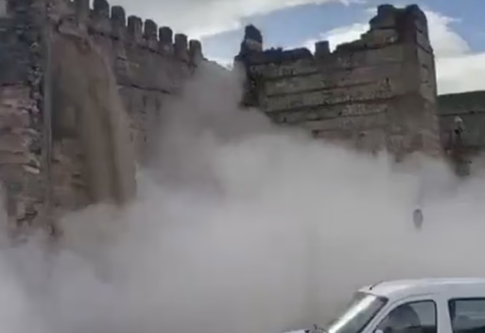 Shembet kështjella historike para syve të dhjetëra turistëve