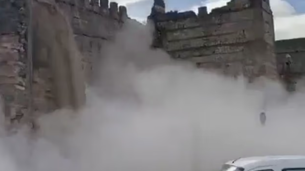 Shembet kështjella historike para syve të dhjetëra turistëve