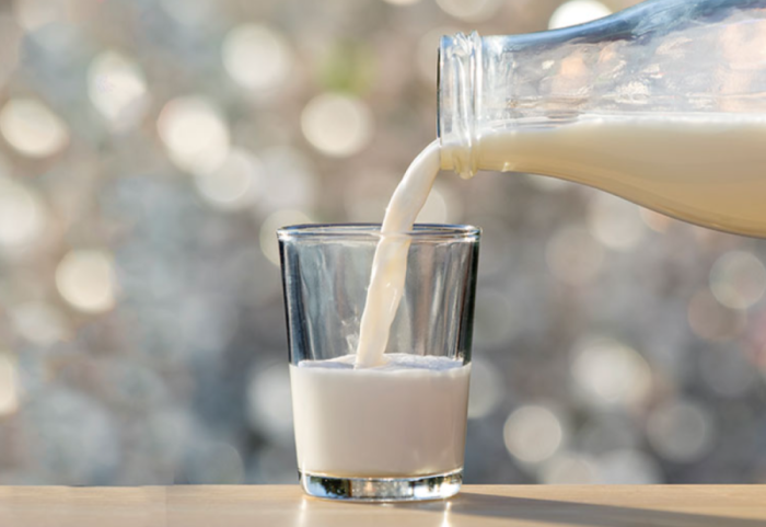 Një gotë qumësht në ditë ul rrezikun e goditjes në tru deri në 10%